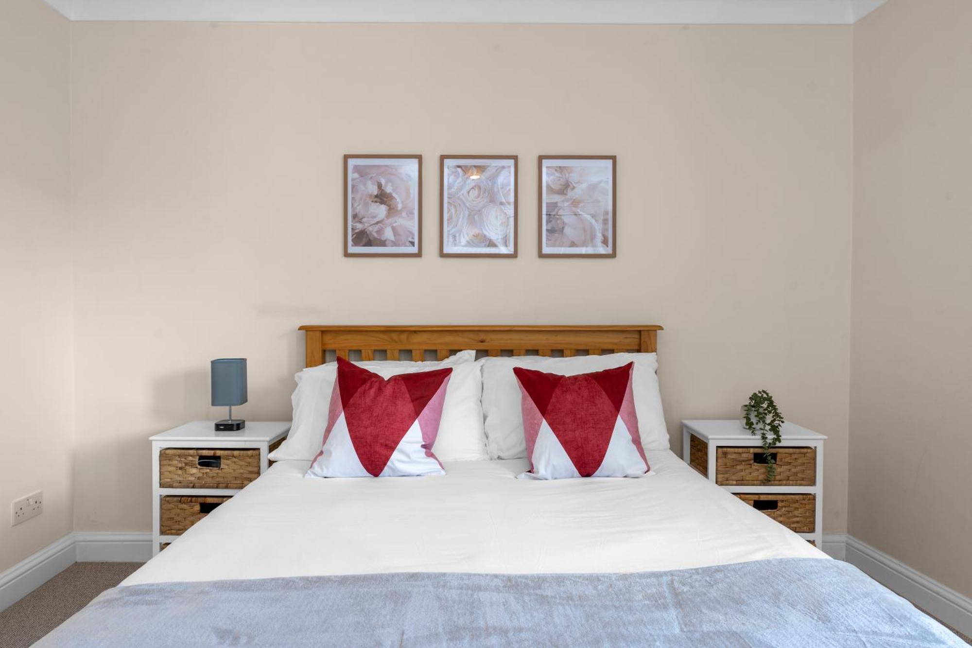2 Bedroom In With Free Parking * EDI